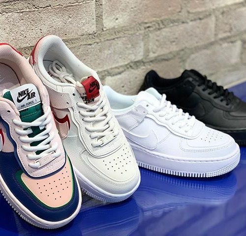 こんにちは🏉 ABC-MART SPORTSアミュプラザ大分店です！ . . 本日ご紹介するのは、NIKEからW AF1 SHADOWです . . AF1のデザインはそのまま用いていますが、軽くクッション性もアップしているので履き心地も良くなっています . クラシックなデザインが新鮮で可愛らしい一足です🥰 . . ぜひ店頭にてお試しください！！ . . NIKE W AF1 SHADOW 001 BLK/BLK 003 PHANTM / ECHPK 100 WHT / WHT 400 MYSTNY / WHT . . ¥ 12,000+tax . . . .