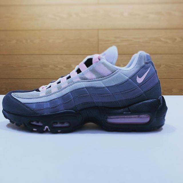 Br こんにちは Br Abc Mart Sportsららぽーと こんにちは Abc Mart Sportsららぽーとtokyo Bay店です Nikeより本日発売 大人気airmax95をご紹介します 象徴的なモノトーングラデーションを採用 シューレースループやエア