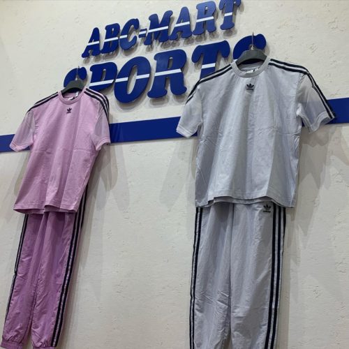 こんばんは ABC-MARTSPORTS ららぽーと和泉店です 本日はADIDASウェア 新商品のご紹介を致します Tシャツは袖のところが シースルーメッシュになっており お洒落なカジュアルなTシャツに なります！ パンツはナイロン素材で ポケットはメッシュになっており 夏らしいパンツになります！ セットアップで 着ていただけます🤍 ✿Tシャツ W TEE GP2158 GP2159 ¥4990+Tax ✿パンツ W NYLON PANTS GP2155 GP2157 ¥7990+Tax スタッフ一同 お待ち致しております️