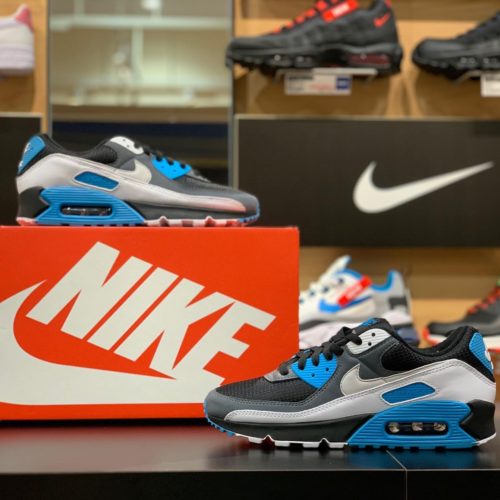 こんばんは ABC-MART SPORTS ららぽーと和泉店です︎︎︎ 本日ご紹介するのは NIKEシューズから new color AIR MAX90になります 今回のカラーリングは リバースカラーが採用されており、 オリジナルカラーとされる ″LASER BLUE″カラー となっております🏻‍♀️ スタイリングにも合わせやすく 鮮やかなBLUEが 季節感を感じさてくれる1足です 是非お近くの店舗まで お立ち寄り下さいませ スタッフ一同 お待ちしております️ AIR MAX90 001 BLACK/NTRLGY MCT0693 608194-0001 ¥12000+tax