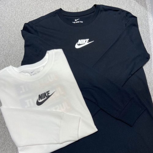 こんにちは！！﻿ ﻿ ABC-MART SPORTS MARK IS 福岡ももち店です！﻿ ﻿ 最近肌寒くなってきましたね﻿ ﻿ 本日はそんな時期にピッタリの﻿ NIKEウェアをご紹介します﻿ ﻿ NIKEウェア﻿ M NSW LS TEE JDISTICKRREPEAT﻿ CU7391 010BLACK 100WHITE ¥4,000+tax﻿ ﻿ 今からの時期なら1枚でサラッと着るのもGOOD﻿ もう少し寒くなってきたらインナーとしても﻿ 大活躍間違いなしのアイテムです️‍♀️﻿ ﻿ バックプリントのロゴがとてもかわいいですよね﻿ ﻿ 気になる方は是非店頭にてご覧下さい！﻿ 皆様のご来店を心よりお待ちしております🧡﻿ ﻿