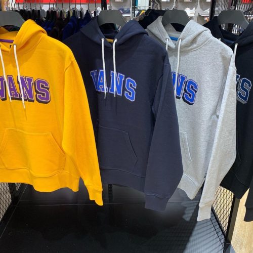 こんにちは ABC MART SPORTS 川崎DICE店です！ 本日はVANSアパレルのご紹介です ・VANS PULLOVER HOODIE ¥9,500+tax color.BLACK/NAVY/YELLOW/H-GRAY 裏起毛のため1枚でも暖かく、より寒くなってきたらインナーとしても活躍してくれる1着となっております！ カラーも4色と豊富に展開しております️ またBLACKとGRAYの2色はパンツもご用意しておりますので、セットアップでも着用いただけます！ ・VANS EASY PANTS ¥8,500+tax COLOR.BLACK/H-GRAY 是非店頭でご覧になってみてください️ ご来店お待ちしております