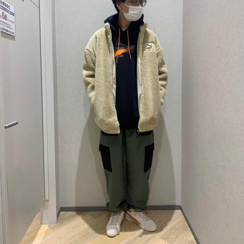 こんばんは ABC-MART SPORTS イオンモール鹿児島店です！ 本日はpumaウェアの ご紹介です！ 今回新作のpumaウェアは 身長のメンズでもゆったり着れる ビッグシルエットです！ 中でもカーゴパンツは トレンドアイテムで 使いやすさ間違いなしです！ またボアジャケットも ゆったり着れるので パーカーだけでなく スウェットなどでも コーディネートしやすいです！ 是非商品をお試しください！ スタッフ一同心より お待ちしております INT インターFZジャケット 530293 ¥9500+tax INT カーゴパンツ 530281 ¥9000+tax INT グラフィック フーディー 530289 ¥7000+tax