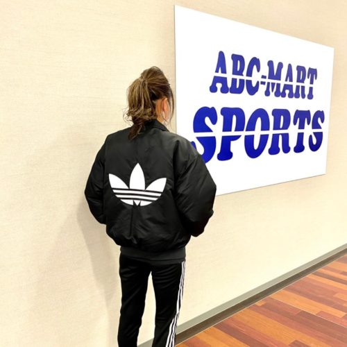 こんばんは🌝 ABC-MART SPORTS インターパークスタジアム店です 本日ご紹介させていただくのはADIDASウェアから今季にぴったりのボンバージャケットになります🧥 jacket🧥 GE1305 M 3ST BOMBER BLK ¥15.000+tax pants GF0210 M SST TRACKPANT BLK/WHT ¥5.593+tax shoes FX2331 SUPERSTAR BLK/WHT/GLD ¥6.293+tax 定番のトラックパンツにSUPERSTARを組み合わせ、ジャケットには大きなロゴの目立つボリュームのあるボンバージャケットを羽織ればレトロの雰囲気の漂う流行りのスポーツMIXスタイルにっ また、靴下をトラックパンツの上から被せてロゴをしっかり見せるだけで印象がだいぶ変わり、個性派おしゃれ上級者の一歩踏み出せるのでは…🤭 今回はADIDASウェアのご紹介でした 気になった方は是非当店にてお試しくださいませ🤩 スタッフ一同お待ちしております