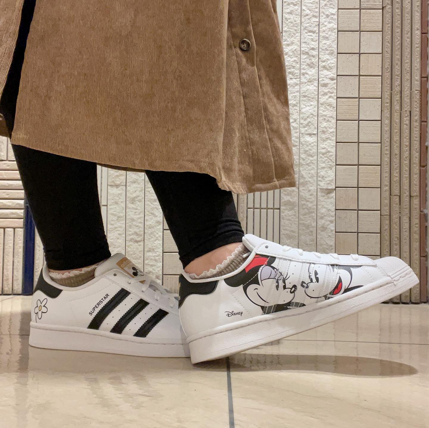 Br こんばんは Br Abc Mart Sports ルミネ新宿 こんばんは Abc Mart Sports ルミネ新宿店です 本日は Abc Mart限定 Adidas Disneyのコラボシューズをご紹介します 長年多くの人に愛されるsuperstarに ミッキーとミニーを
