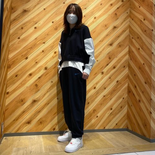 こんにちは ABC-MART高崎OPA店です . . 本日はNIKEよりスポーツウェアの ご紹介です . . パーカーには定番のワードローブを アップデートするにふさわしい カラーブロックとゆったりとした フィット感 . . パンツにはゆとりがあって動きやすい ジョガーパンツを合わせてみました . . シューズは大人気のAIR FORCE 1 LOW 2カラーの小さなロゴも可愛いですね . . 是非、店頭でお試し下さいませ 皆様のご来店を心より お待ちしております🏻🏻 CZ8165 AS W NSW ICN CLSH HOODIE QZ 010 BLACK/CHLBLU 8,500+tax CZ8173 AS W NSW ICN CLSH JGGER MIX HR 010 BLACK/CHLBLU 7,500+tax WCT1989 W AIR FORCE 1 ‘07 ESS 101 MTWHT/SMTWHT 10,000+tax