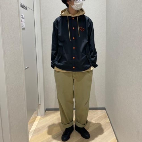 こんにちは🙂 ABC-MART SPORTS イオンモール鹿児島店です 本日はadidasの コーチジャケットを ご紹介いたします！ 毎年人気の コーチジャケットですが 今年は後ろのネーム部分が マジックテープで 剥せる仕様となっております！ ブラックとオレンジの配色で 様々な系統の服にも 合わせやすいので おすすめですよ(*^^*) 在庫も残り少なくなって 来ておりますので 是非商品をご覧に 当店にお越しくださいませ！ スタッフ一同心より お待ちしております(-´∀`-) 🥼M BIG TRF JKT NO.