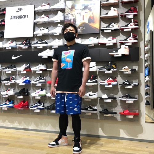 こんにちは！ ABC-MART SPORTS イオンモールつくば店です 日中は暖かくTシャツが活躍する時期になってきました️ 本日は新作NIKEウェアから 夏らしい海とフラミンゴをイメージしてご紹介致します ○トップス ・NIKEウェア DD1283 010 BLACK ⇒￥3,850(tax in) ○インナー ・NIKEウェア DD1285 800 ARTCOR ⇒￥3,850(tax in) ○パンツ ・NIKEウェア DA0046 480 GAMER/WHITE ⇒￥7,150(tax in) ○キックス ・JORDAN AIR JORDAN 1 MID 554724 133 WHITE/ARTCOR ⇒￥14,300(tax in) その他、新作商品が続々と 入荷しております 是非、店頭にてお試し下さい‍♂️ スタッフ一同、皆様のご来店を 心よりお待ちしております️