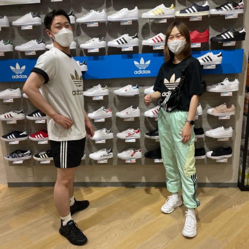 こんにちは️ ABC-MART ABC-MARTSPORTS イオンモール熱田店です！ 本日は、人気ブランドの〝ADIDAS〟からこれからの季節にピッタリな新作ウェア🩳&シューズのご紹介です！ 男性スタッフ着用🏻‍♂️ ︎TOPS M CAMO INFILL TEE GN1855 ホワイト　¥4,389（税込） ︎PANTS M 3ST SWIM SHORTS GN3523 ブラック　¥6,039（税込） ︎SHOES CLIMACOOL VENTO FZ1720 BLKBLKBLK ¥15,400（税込） 女性スタッフ着用🏻‍♀️ ︎TOPS M CAMO INFILL TEE GN1856 ブラック　¥4,389（税込） ︎PANTS W RYV PANTS H39018 グリーン/ブラック　 ¥9,889（税込） ︎SHOES CLIMACOOL VENTO H67642 FWWT/FWWT/FWWT ¥15,400（税込） ︎BAG W NYLON WAISTBA GD1649 BLK ¥2,959（税込） Tシャツとシューズを色違いのお揃いペアルックに パンツで夏らしさを取り入れるコーディネートです Tシャツはコットン素材でさらりとしていて、飽きのこないデザインもGOOD シューズは通気性抜群の大人気モデル〝クライマクール〟 こちらはBOOSTクッションを採用しているので履き心地も最高です🥺 まだまだ新作商品をご用意しておりますので、是非店頭にもお越し下さいませ！ 皆様のご来店をスタッフ一同 心よりお待ち致しております