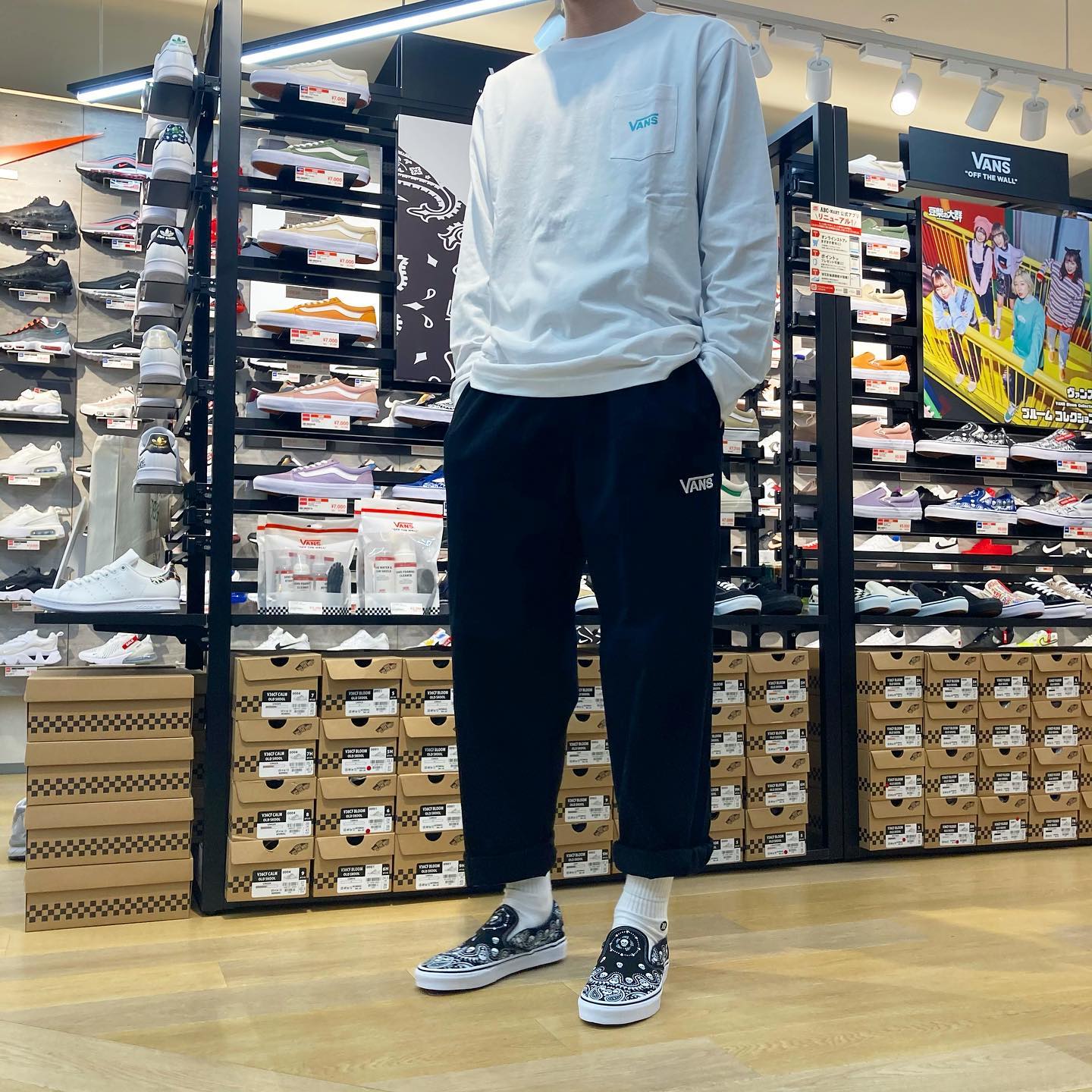 .<br>
こんにちは！🌞<br>
ABC-MART SPORTS熊本鶴屋NEW-S店です！<br>
.<br>
.<br>
本日はVANSウェアのご紹介です！‍♂️🛹<br>
.<br>
.<br>
(トップス)<br>
M VANS STANDARD L/S TEE<br>
WHITE<br>
¥5,500 tax in<br>
.<br>
(ボトムス)<br>
M VANS CHECKER PANTS<br>
BLACK<br>
¥8,250 tax in<br>
.<br>
(シューズ)<br>
Classic Slip-On<br>
BANDANA BLK/WHT<br>
¥6,600 tax in<br>
.<br>
.<br>
是非店頭にてお試しください！<br>
.