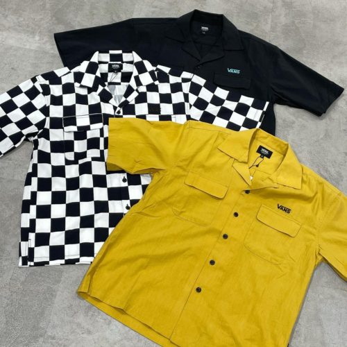 こんばんは！ ABC-MART川崎DICE店です！ . 本日はVANSの新作ウェア紹介です！ . M VANS OPEN COLLAR SHIRT ¥8.250(tax in) . 万能カラーのBLACKとアクセントのYELLOW VANSの定番カラーのCHECKERの3色展開になっております 素材も肌触りのいいレーヨン素材になっておりますのでこれからの季節でも涼しく着ていただけます！ . 是非店頭までお越し下さいませ。 . 感染対策をしっかりと行い スタッフ一同皆様のご来店を 心よりお待ちしております。 . .