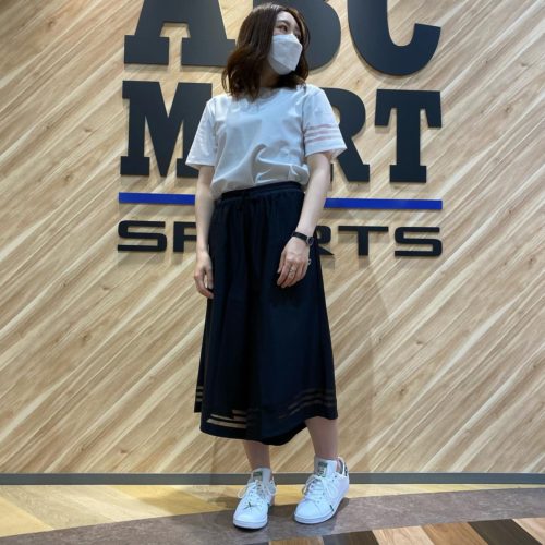 ． こんにちは！ ABC-MART SPORTS 五所川原エルム店です 本日はadidasウェアのご紹介です！ Tops W TEE GN3206 WHT ¥4,939(税込) Pants W 3/4 PANTS GN3180 BLK ¥10,989(税込) Shoes STAN SMITH GW2514 FWHT/DKBLU/GRN ¥13,200(税込) トップとパンツは、アシメントリーなシースルーの3ストライプデザイン！暑くなってきたこの時期ぴったりのアイテムです️‍️‍ 続々とサマーアイテム入荷しております！ 是非店頭でお試し下さい！ スタッフ一同心より ご来店お待ちしております‍♀️ ．