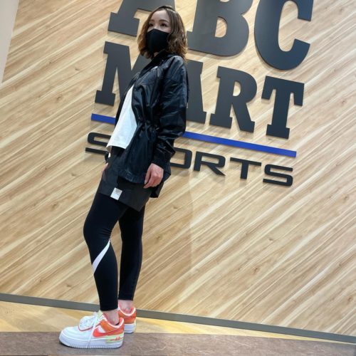 こんにちは！！ ABCMART SPORTS 五所川原エルム店です 今回はNIKEウェアのご紹介です ABCMART SPORTSでは、メンズの商品だけでなく、レディースのアイテムも多数取り揃えております️ 軽いランニングやウォーキング、ワークアウトにもピッタリな機能性とオシャレさを兼ね備えた商品が目白押しです Tシャツ AS W NSW ESSNTL TEE BOXY DD1238-0001(黒) DD1238-0002(白) ￥4,500＋tax アウター AS W NSW WR JKT SUMMERRIZE CZ9740-0001(黒) CZ9740-0002(黄) ￥11,000＋tax ショートパンツ Wウーヴンショート CJ1689-0001 ￥3,500＋tax レギンス AS W NSW ESSNTL GX HR LGG CZ8529-0001(左) CZ8531-0001(真中) CZ8535-0001(右) ￥4,500＋tax シューズ W AF1 SHADOW CI0919-110 ￥12,000＋tax ABCMART SPORTSでは 感染症対策に注意しながら営業を行っております。 皆様のご来店お待ちしております