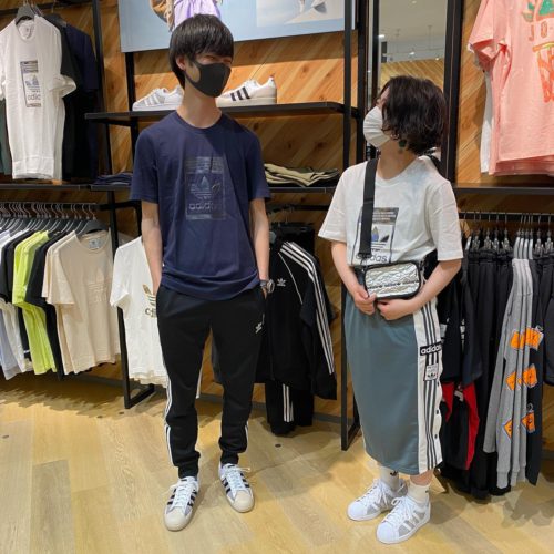 こんにちは ABC-MART SPORTS アリオ橋本店です 本日はADIDASの新作アパレルを ご紹介させて頂きます ・TOPS M CAMO INFILL TEE 品番619677-0001 NAVY 品番619678-0001 WHITE 品番619679-0001 BLACK ¥4389税込 ・PANTS🩳（メンズ着用） M SST TRACKPANTS PB 品番609778-0001 BLACK ¥8789税込 ・SKIRT（レディース着用） W ADIBREAK SKIRT 品番613365-0001 BLUO 品番613366-0001 BLACK ¥7689税込 ・SHOES（メンズ着用） SUPERSTAR 品番614588-0001 ¥13200税込 ・SHOES（レディース着用） SUPERSTAR W 品番614599-0001 ¥13200税込 徐々に夏を感じられる暑さになってきましたね こちらのTシャツはメンズの商品ですが 女性の方でも着て頂ける商品となっております 女性モデル着用サイズ TOPS→Sサイズ SKIRT→Sサイズ 男性モデル着用サイズ TOPS→Mサイズ PANTS→Mサイズ ゆったり着たい方や夏以降も着たい方は 1サイズ上げてみてもいいかも◎ 夏以降はTシャツの中にロンＴがオススメ️ 今回紹介した商品だけでなく NIKE、VANS、FILAなど他のブランド商品も 種類豊富に取り扱っておりますので 是非店頭までお越しください‍♀️ スタッフ一同心より ご来店お待ちしております