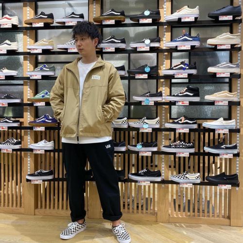 こんにちは️ ABC-MART SPORTS コクーンシティ新都心店です🌞 VANSのカラージャケット本日入荷いたしましたこちらのカラージャケット使ったコーディネートのご紹介です 【jacket】 M VANS V stand collar jacket beige 619479-0002 ¥11,000 tax in 【sneaker】 AUTHENTIC (G.CST)BLK/WHT 564152-0001 ¥6,050 tax in ポリエステル素材のスタンドカラージャケット🧥ファスナー仕様になっております ベージュのカラーがさらに秋っぽさを出してくれますねこれからの季節にぴったりな1枚ですよ それに、、、！！背中には手描きのアートワークが！！とっても可愛いです カラーはブラックもございます!!サイズ展開はS〜Lサイズの展開になっており、サイズ感小さめになっているので女性の方でもOK🏽♡ カップルでお揃いにしても、友達同士でリンクコーデするのも良いですね 足元はチェッカー柄のauthentic こちら人気商品でもあり、足元を一気にお洒落にしてくれる一足です ゆったりしたパンツにスッキリしたスニーカーを合わせるのもかっこいいです🏼♡ 是非お近くのABC-MART SPORTSにてお試しご覧ください 他にも新作商品、秋物も続々と入荷しております staff一同心よりお待ちしております コクーンシティ新都心店では万全なるコロナ対策を致しております。店舗の中のお客様の座るイスやフィッティングルームなど定期的に消毒させていただいております。ご安心くださいませ。 ご来店の際はマクスの着用よろしくお願いいたします。