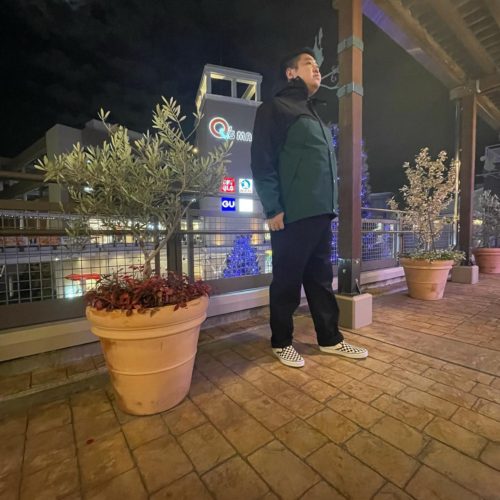 こんばんは みのおキューズモール店です 本日はVANSのアウターをご紹介致します なんとこのアウター 撥水、防水性能を兼ね備え 湿気も外部に放散するという 高機能素材ブリザテック使用️ 実用性、ファッション性抜群の一着となっております🥺 カラーリングも多数ございますので是非店頭でお試しくださいませ VANS M Urban Trail Hooded Jacket 税込19,800円