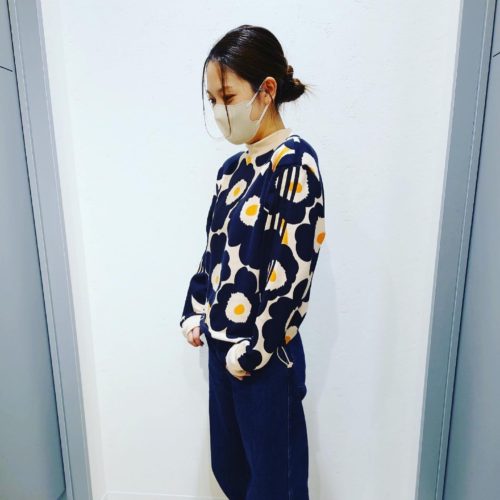 こんにちは！ 先月10/16（土）OPENしました ABC-MART SPORT イオンモール佐久平店です！！ 今回はADIDASからご紹介致します。 ️OUTES W SWEATSHIRT（marimekko） HBLU/MULT ¥8,789-（in tax） ️OUTES W SWEATSHIRT（marimekko） BLK/MULT ¥8,789-（in tax） ️SHOES STAN SMITH ※LINE/LINE/FWHI ※OWHI/OWHI/CBLA ※FWHI/FWHI/BPIN ¥10,989-（in tax） ※数量限定再入荷 着用サイズ OUTER→XLサイズ いつの時代も、 エンパワーメントは マリメッコの哲学に 影響を与えている。 このスウェットは、 そんなフィンランド発ブランドの理念をベースにデザインしたもの。 人気のウニッコ（uniklko）柄を全体にあしらっている。 シューズは数量限定で 再入荷しております。 ご紹介した商品以外にも、 ADIDASを始め多数の商品を ご用意しております。 皆様のご来店をスタッフ一同心より お待ちてしおります！！！