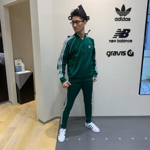 こんにちは！ mozoワンダーシティ店です！ 本日はadidasウェアのご紹介です😀 大人気のトラックトップとトラックパンツのセットアップに新色のグリーンが登場です！！ 1970年代のアーカイブデザインをリバイバルしたトラックトップとトラックパンツ。 トレフォイルのロゴとスリーストライプを走らせたオーセンティックな仕上がりとなっております。 何よりこの目を引くカラーリングが魅力的ではないでしょうか！！ 「でも、全身緑は勇気いるな…」 なんて思いながら、このセットアップを見つめているそこのあなた！ そんな、切ない切ない瞳で見ないでください！🥺 トップス、パンツどちらか片方ずつでもコーデに取り入れるだけで抜群の存在感を発揮してくれます！ 結論、adidasしか勝たん また、こちらのウェアは海沿いの地域で捨てられたプラスチック廃棄物を海に流れ込む前に回収し、リサイクルしたPrimeblueというサステナブル素材を採用しております。️ かっこいいのに、地球環境に優しい。 そして、アスリートが使っても高性能でパフォーマンス性の高いものとなっております！ 着ている服や履いている靴が世界を救う。 なんて素敵なことなんでしょう。😀 世界にはサステナブルが溢れている。 そう言える日がきっと来ると信じています。 大切なのでもう一度言います。 adidasしか勝たん！！！ 是非お近くのABC-MART SPORTSへ お立ち寄り下さいませ‍♂️ スタッフ一同心よりお待ちしております！ 【トップス】🧥 M SST TRACKTOP PB HC8626 625598-0001 ¥10,989(税込) 【パンツ】 M SST TRACKPANTS PB HC8627 625627-0001 ¥8,789(税込) 【シューズ】 SUPERSTAR GZ3742 622577-0001 ¥9,900(税込)