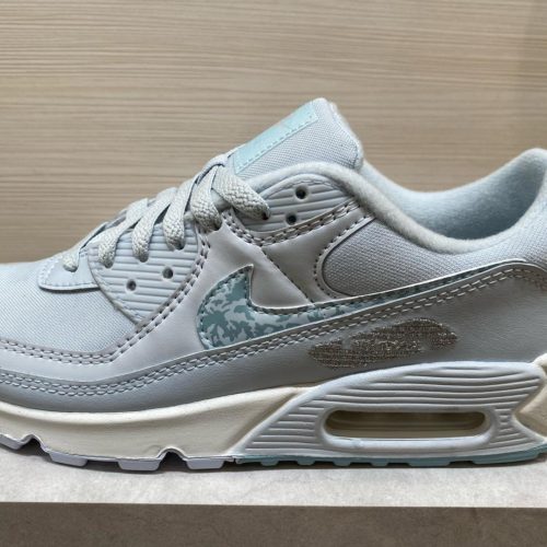 こんにちは🖐 ABC-MART SPORTS+ルミネ新宿店です！ 大人気シリーズのAIRMAX90、97の新色を紹介します どんな服でも合わせやすいシルエットで、履くだけでオシャレに見えます ソールにはAIRクッションが搭載されており履き心地をサポートしてくれます そして爽やかな明るい水色なのでとても可愛く、映える一足となっております 是非店頭でお試しください！！ スタッフ一同ご来店を心よりお待ちしております W AIRMAX90 DJ5415-400 ￥14,300 W AIRMAX97 DJ5434-400 ￥19,800