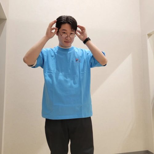 こんにちは🌞 ABC-MART ABC-MARTSPORTS イオンモール熱田店です 今回は、イタリア生まれ 日本でも人気の”FILA"から アパレル新作商品のご紹介🤳 FILA上位モデルのHERITAGEシリーズから 知る人ぞ知る〈RWCHE〉コラボでございます！！ 〈RWCHE（ローチ）〉は 厳選されたユーモア溢れるメキシコ雑貨を取り扱う〈KIOSCO〉のオーナー後藤有哉さんが2012年よりスタートさせたブランドです ブランドテーマは LIFE IS VERY FUNNY（人生は最高に面白い） ユーモアのあるテーマとデザインでワクワクしますね 当店スタッフも思わず同じポーズをしてます TシャツポロシャツどちらもしっかりとしたUSAコットンで着心地抜群です！ T-shirt FS3115 U FILA RWCHE S/STEE ¥6,490(税込) POLO FS3110 U FILA RWCHE POLO SWEAT ¥13,200(税込) 他にも新作商品を豊富にご用意しております！ スタッフ一同 皆様のご来店を心よりお待ちしております♪