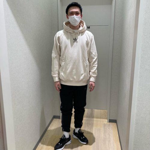 こんにちは、ABC-MART SPORTS ゆめタウン光の森店です️ 本日はadidasより新作ウェア紹介致します Tops M 4D CUSH HOODIE HF5677 ¥9,350-(tax in) Pants M CAMO PANTS HF4878 ¥8,990-(tax in) Shoes adidas ASTIR W GY5260 ¥11,000-(tax in) シンプルなトレフォイルロゴに黒のスウェットパンツで一見シンプルな格好に見えますが実はスウェットパンツはトレフォイルロゴとスリーストライプの部分がカモ柄になっておりワンポイントで後ろのポケットもカモ柄になっております シンプルな中にも少し遊び心のあるデザインが目を引きますね その他新作商品多々ございますので是非お立ち寄りください🏻‍♂️ スタッフ一同皆様のご来店を笑顔で心よりお待ちしております