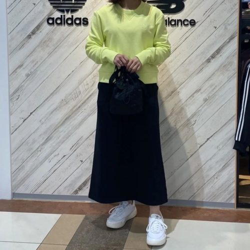 みなさまこんばんわ ABC-MARTSPORTSゆめタウン博多店です！ ・ ・ 本日はadidasより新作商品のご案内になります ・ ・ 【TOPS】 ️W SWATER ️HE6922 ️PULSE YELLOW ️626482-0001 ️¥8,990（tax in） 【SHOES】 ️NEW HER CORUT W ️GY3579 ️FWHT/FWHT/OWHT ️626733-0001 ️¥11,000（tax in） topsにはラウンジウェアスタイルにスポーティーなエッジを加えたウェイメンズ向けセーター スーパーソフトで快適な着心地のフレンチテリーを用いたこれからの時期におすすめの1着 shoesにはソフトなレザーアッパーとふんわりとしたフォームフラットベッドで1日中快適な履き心地を持続 またどんなスタイルにも合わせやすい１足となっております 新作商品ぞくぞく入荷しております️ みなさまのご来店お待ちしております️