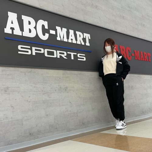 . こんにちは！ ABC-MART ゆめタウン徳島店です！ . 本日はこれからの時期にぴったりの ADIDAS新作ウェアをご紹介します！！^^ . 胸元のBIGロゴがアクセントになっているトップスです️ . パンツとセットアップとして着るのも良し‍♀️ お持ちの私服に組み合わせるのも良し‍♀️ 万能なアイテムとなっております！！ . 商品の詳細はこちらです . « outer » ・W TRACKTOP(SPLIT TRF) ・HC7056 ・¥8,789(in tax) ※23日までの期間限定価格です . « tops » ・W SWEATSHIRT ・HC2049 ・¥7,139 (in tax) ※23日までの期間限定価格です . « pants » ・W PANTS(SPLIT TRF) ・CZ8529 ・¥8,990(in tax) . « shoes » ・FORUM LOW ・FY7757 ・ ¥11,000 (in tax) . ご紹介した商品の他にも 新作商品、多数入荷しております！！ 是非ゆめタウン徳島店へお越しくださいませ スタッフ一同、心よりお待ちしております！‍♂️ .