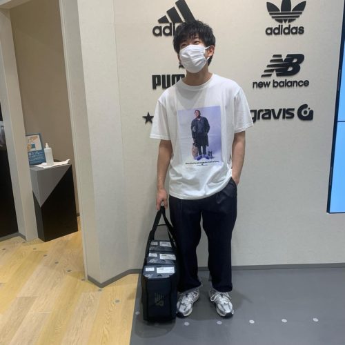 こんにちは！ ABC-MART mozoワンダーシティ店です‍♀️ 本日は人気急上昇中のnew balanceから新作ウェアのご紹介です！  M ESS グランパショートスリーブ AMT21569WT 627578-1 ¥3,960-(税込)  MET24WIDEFITdenim JMPL1599IN 620965-1 ¥15,950-(税込)  MR530KA 627748-1 ¥9,900-(税込) Tシャツ可愛らしいデザインに加え、着心地を追求したコットン素材を使用しております！ これからの暑い季節に大活躍間違いなしのウェアとなっております🤔 シューズも、履き心地抜群で今の流行にピッタリハマった1足となっております😇 是非店頭にてお試し下さい！ 皆さまのご来店心からお待ちしております‍♂️