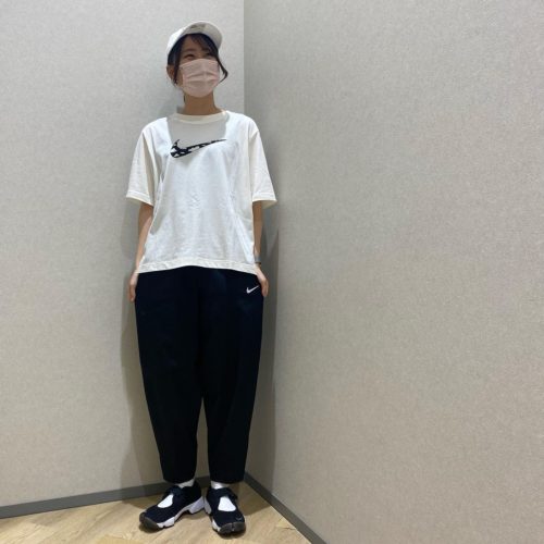 ． こんにちは ABC-MARTイオンモール鹿児島店です！ 本日はNIKEから新作商品のご紹介です🏻‍♀️ 【スタッフ着用商品】 W TEE EARTH DAY BQ3308-133 ¥4,620（税込） W NSW ESSNTL WVN HR PNT CRV EE5976-010 ¥8,030（税込） 🧢U H86 WASHED SOLID CAP DH1637-121 ¥3,520（税込） W AIR RIFT BR W848386-001 ¥10,450（税込） 密かに牛柄になってる可愛いTシャツ🐄 ゆったりとフィットしていて着心地バツグンです◎ カラーは２色展開となっております！ そして、このゆったりしたパンツと 毎年大人気のエアリフトは相性抜群〜 最後にこのウォッシュ加工がされてる帽子を被れば、 どんなコーデにもアクセントになって可愛いです🤍 こんな格好して公園で アクティブに遊びたい！！！ なんて思ってしまいました🤣 他にも多数新作取り揃えておりますので、 気になる方は是非、店頭にお越し下さい 皆様のご来店お待ちしております