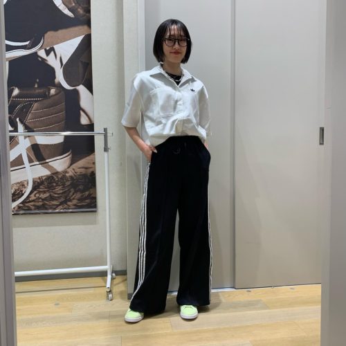 こんにちは！ ABC-MART SPORTS イオンモールナゴヤドーム前店です。 本日は夏を先取りした、 adidasウェアのご紹介です。 adidasといえば、スポーツウェアの印象が強いかもしれませんが、今回はボタンアップシャツが登場！！ サテン生地で着心地も良く、オーバーサイズでゆったりとしたシルエットを演出してくれます！ ワイドパンツやロングスカートと合わせても可愛いですし、少し肌寒いときはTシャツとレイヤード風に着てもいいかもしれませんね 春の次は夏ですね。 季節の変わり目は温暖差が激しく、 「今日の気温で着れるいい感じのトップスがないな…」 「Tシャツ一枚。それじゃあっさりし過ぎじゃない？」 「色々買いすぎて、気づいたら膨大な服の量に押し潰されて…」 みたいなことになっているそこのあなた！ このシャツはオールマイティに活躍してくれます！ 万能さに感動しちゃって、 あっという間に虜になると思います！！ 是非お近くのABC-MART SPORTSへ お立ち寄り下さいませ‍♂️ スタッフ一同心よりお待ちしております！ 【トップス】 W LOOSE SHIRT HB9438 626557-0001 ¥8,990(税込) 【インナー】 W TANK TOP HE4955 626634-0001 ¥5,490(税込) 【パンツ】 W RELAXED PANTS GD2273 609724-0001 ¥8,789(税込) 【シューズ】 STAN SMITH GW9722 626799-0001 ¥11,000(税込)