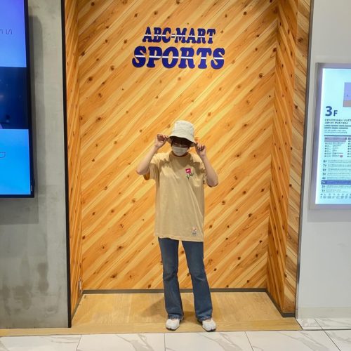 . こんにちは ABC-MART/ABC-MART SPORTS 高崎オーパ店です︎ いよいよ今週末からG.Wが始まりますね️ . 皆さんはどのようにお過ごしの予定ですか? . 近頃の群馬県内は25℃以上の日が続き、Tシャツでも暑さを凌げない程の暑さです . そんな大型連休期間へ皆さんにオススメのTシャツとサンダルをご紹介します️ . 胸元に葉っぱをプリントしたシンプルなTシャツと昨年も大ヒットしたAIR RIFTサンダル . どうしても暑いとラフな格好になりやすいですが、シンプルに着こなししつつ、これからの夏をバケットハットでオシャレに着飾ってみてはいかがでしょうか？ . その以外にも他カラーや新作アイテムが入荷しておりますので、是非店舗へ足を運んでみて下さい。 . お待ちしております‍♂️ . . 【スタッフ着用アイテム】 U NSW BUCKET FU DC3967 ¥3,520税込 . M SO 2 LBR TEE DQ1030 ¥4,070税込 . W AIR RIFT BR W848386 ¥9,339期間限定税込価格