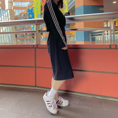 . こんばんは🌝 キャナルシティ博多店です . 本日は、adidasウェア新作のご紹介です！ . ウエストは絞らずにルーズなひざ丈シルエットを楽しんだり、ウエストのドローコードを締めてボディラインを強調したり気分に合わせて着こなすことができる万能なワンピース スリッドも入ってるので女性らしさUP🏻☪️ 是非！お気に入りのスニーカーと合わせてみて下さい️‍ . ️ワンピース W DRESS HC2059 BLACK ¥9,990(税込) シューズ SUPER START W GY1032 FWHT/FWHT/GMET 13,200(税込) . その他にも新作多数入荷しておりますので 気になる方は是非お近くの店舗にてご覧下さい！ みなさまのご来店を心よりお待ちしております🤲 .