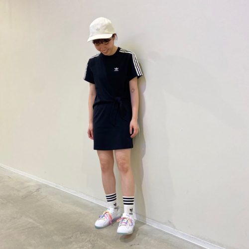⁡ こんにちは ABC-MART SPORTS MARK IS 福岡ももち店です ⁡ 本日はADIDASの新作ウェアをご紹介致します！ ⁡ ⁡ 暖かい季節がやってくると、いつも着てたスタイルも 崩れてしまいますよね🥵 晴れた日はこのADIDAS Tシャツワンピースが ぴったりです♪♪ 一瞬で出かける準備も整うし、1枚できまっちゃう 便利なアイテムになっております😎 ⁡ ⁡ 素材はサステナブルな綿花栽培をサポートしている、ADIDASのコットン製品になっていて シングルジャージーがとっても心地よいです キャップは染料が使われておらず、 素材の自然な色を生かして作られています ⁡ ⁡ ⁡ W TEE DRESS HG6416 626648-0001 BLACK ¥5,500 (tax in) ⁡ SUPERSTAR GW9682 626795-0001 WHITE ¥11,000 (tax in) ⁡ 🧢U AC 5 PANEL CAP HC0060 626515-0001 NON-DYED ¥2,690 (tax in) ⁡ ⁡ ⁡