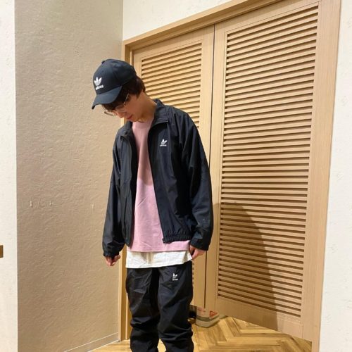 こんにちは🌞 ABC MART SPORTSららぽーと和泉店です この時期にぴったりのadidasの新作アイテムをご紹介致します cap EC3603 U TRF CL BASEBA Mサイズ　　　 ¥3289 Tシャツ HC4515 M CONTEMPO TEE XLサイズ ¥5489 アウター HE2952 M BLD FB WVNTT Lサイズ ¥13500 ボトムス HE2953 M BLD FP WVN TP Sサイズ ¥11000 シューズ GW9724 STAN SMITH ¥11000 上下のアウターとボトムスはルーズなシルエット！裏地もソフトでこの時期でも快適さを向上 おすすめのセットアップとなっております！ 他にも新作アパレル、シューズ揃えています。是非店頭にお越しくださいませ スタッフ一同、皆様のご来店心よりお待ちしております！！