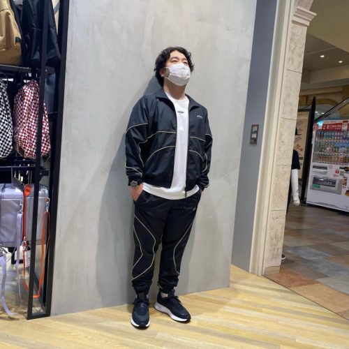 . . こんにちは🌧 ABC-MART SPORTSトレッサ横浜店です︎ . . 暖かくなったと思ったら急激に気温が下がり寒暖差などで体調を崩されたりはしていないでしょうか🥲 . . まだまだ朝晩は冷えるのでTシャツに薄手のジャケット一枚が丁度いいかと🤔 . . . tops M TRACK TOP HC9506 ¥11,000(tax in) M TEE HC2776 ¥5,490(tax in) pants M TRACKPANTS HC9500 ¥9,900(tax in) shoes RETROPY F2 GW5472 ¥11,000(tax in)