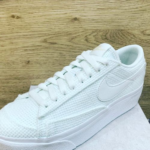 こんばんは！！ ABC-MART SPORTS+ルミネ新宿店です🖐 今回紹介するのはNIKEのシューズです 見た目はシンプルで合わせやすく、シュッとしていて女性らしさを感じさせてくれます そしてなにより厚底ソールになっているので身長も盛れて程よいボリューム感も出ます！！ 是非店頭にてお試しくださいませ スタッフ一同ご来店を心よりお待ちしております‍♀️ W BLAZER LOW PLATFORM ESS DN0744-100、200 ¥11,000税込