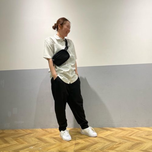 ・ こんにちは💭 ABCMART SPORTS イオンモール津南店です！ この時期にピッタリな アディダスの新作アイテムを ご紹介致します ✰トップス W LOOS SHIRT HB9438 ¥8990(tax in) ✰シューズ SUPERSTAR VEGAN W GZ3477 ¥13,500 (tax in) ✰バック U WAISTBAG HD7194 ¥3990 (tax in) トップスは、サテン素材を用いた ルーズなドレープが滑らかな肌触りをもたらし、どんなシーンでも活躍できる１着となってます シューズは、植物由来の雰囲気を出し、ヘーゼルナッツミルクのグラフィックをアクセントにした スーパースター バックは、防水加工になっているので雨の日でも心配はありません🤝 他にも新作アパレルやシューズを 揃えております。 是非、店頭にお越しください スタッフ一同、 心よりお待ちしております。