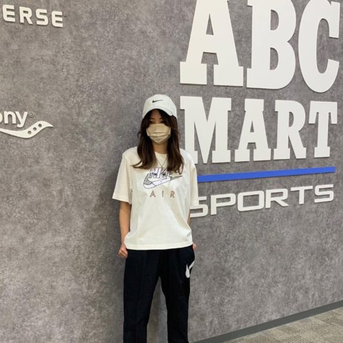 こんにちは️ ABC-MART SPORTS イオンモール筑紫野店です ・ 今回はNIKEウェアのご紹介です‍♀️ ・ ️TOPS W TEE BOXY OC DL DQ3269 629428-0002 COLOR️100WHITE PRICE️¥5170(tax in) ・ ️PANTS W ESNTL WVN MR DM6184 COLOR️010BLACK/WHITE PRICE️¥9680(tax in) ・ ️SHOES W AIRMAX KOKO SANDAL WCI8798 COLOR️002BLACK/M GOLD PRICE️¥11000(tax in) ・ NIKEウェアの新作商品のご紹介です️ 春夏といえばの白Tにロゴにデザインが入ったカッコイイデザインのTシャツです️ スポーツ感のあるコーディネートですが足元には今年も大人気のココサンダルを合わせてみました🗣 今年の夏はスポーツミックスでコーデしてみませんか️ ご紹介した商品以外にも新作商品、SALE商品など多数ご用意しております️ ・ 皆様のご来店スタッフ一同心よりお待ちしております