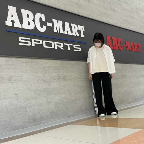 . こんにちは ABC-MART ゆめタウン徳島店です . 本日はこれからの時期にオススメのアイテムを adidasからご紹介致します . Tシャツは小さな花のような刺繍が ポイントになってます 無染色コットン素材を使用しています◎ ポプリンシャツは暑くなってもクールさを キープしてくれるので夏にぴったりです𓈒𓏸 落ち着いた感じでカジュアルな雰囲気も作れる 着回しの効くアイテムです パンツもワイドタイプでエレガントにも ストリートにも使えます🥳！ 厚底シューズとも相性抜群です‍♀️ . . 商品の詳細はこちらです . « tops » ・W OVERSIZED TEE ・HD2762 ・¥5,490(in tax) . « shirt» ・W SHIRT ・HC2053 ・¥8,490(in tax) . « pants » ・W RELAXEPANTS ・GD2273 ・¥8,789(in tax) . « shoes » ・FORUM LOW ・GX2722 ・ ¥11,000 (in tax) . ご紹介した商品の他にも新作商品 多数ご用意しておりますので 是非ゆめタウン徳島店へお越しくださいませ スタッフ一同、心よりお待ちしております！‍♂️ .