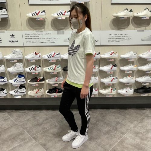 こんにちは ABC-MART SPORTSイオンモール八幡東店です️ 本日は夏にオススメのアイテムをADIDASからご紹介致します‍♂️♪ まだまだ暑い日が続きますので、新作Tシャツのご紹介です️ W TRF TEE(GG) ・HB9436 ・WHITE ・¥4,990(in tax) 🩳W SST TRACKPANTS ・GD2361 ・BLK/WHT ・¥8,789(in tax) FORUMBOLD W ・FY9042 ・FWWT/FWWT/CBLK ・¥13,200 ご紹介した商品以外にも多数新作商品がございますので、是非イオンモール八幡東店にお立ち寄り下さいませ スタッフ一同、心よりお待ちしております‍♂️♪