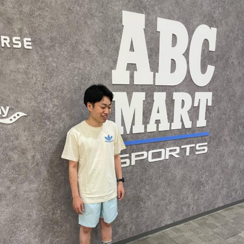 こんにちは️ . ABC-MART SPORTS イオンモール筑紫野店です‍♂️ . 今回は夏にピッタリadidasウェアの紹介です️ . ️TOPS M HAPPY EARTH TEE HI2962 COLOR️NONDYE PRICE️¥4400(tax in) . ️PANTS M TRACE WOVEN SHORTS HL9389 COLOR️ABLU PRICE️¥6050(tax in) . ️SHOES SUPER STAR GX5187 COLOR️FWHT/CNVY/CARD PRICE️¥9900(tax in) . 爽やかなTシャツのカラーと素材はオーガニックコットンを使用しており肌触り抜群️生地もしっかりしている為首元のヨレもしにくく長く愛用できる一着となっております 明るめのショーツを着用した事で夏場のシーズンには必須アイテムになるのではないでしょうか‍♂️ タウンユースでも良し、レジャーにも良しと万能アイテムとなっております🤩️ デニム生地を使用したSUPERSTARは足元まで爽やかにしてくれるアイテムとなっておりABC-MART限定商品となっております️ . ご紹介した商品以外にも新作商品多数ご用意しております‍♂️ . 皆様のご来店心よりお待ちしております️