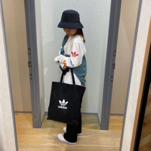 こんにちは️ ゆめタウン博多店です!!! 本日は《adidasウェア》のご紹介です。 ゆったりとしたシルエットのロングスリーブTシャツ。 両腕についた4色のトレフォイルロゴがアクセントでとっても可愛い🧡️ 時間帯によっては肌寒くなってくるので上着があると安心😮‍ ️ロンＴ U LS TEE HY4688 WHITE ￥7,150(税込) ️ジャケット M MC WDB HS1992 HAZEME/OWHT ￥11,000(税込) ️シューズ STAN SMITH W GW4240 FWHT/GRTW/GDMT ￥14,300(税込) その他新作商品多数入荷しております。 皆様のご来店心よりお待ちしております️🫶