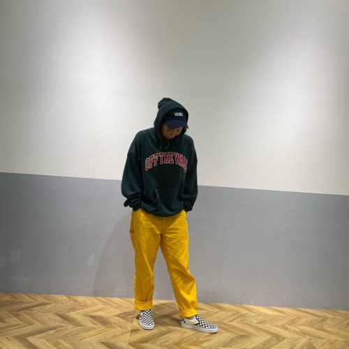 こんにちは ABCMART SPORTS イオンモール津南店です 本日はVANSのアパレルを 紹介致します🫣 【OFF THE WALL 】の ロゴワッペンがカレッジロゴ風に 施されたプルオーバーフーディ。 ゆったりとしたシルエットで ジェンダーレスに着こなす事ができ、 今、流行のカラーパンツを 取り入れて履くのも◎ ロゴ入のキャップを被って 足元はアクセントある チェック柄のスリッポンを 合わせればメンズライクの完成 男性も女性も関係なしで 着れたら嬉しいですよねッ🥹🥹 みんなでVANSを来て お出かけを楽しみましょう🤝️ スタッフ一同、心よりご来店 お待ちしております！！ TOPS 122K1030200 M OTW Logo Big H SWT ¥8250 tax in CAP 121K1160200 M VANS Arch Logo 6Panel c…… ¥2189 tax in SHOES VN00EYEBWW SLIP ON ¥6050 tax in