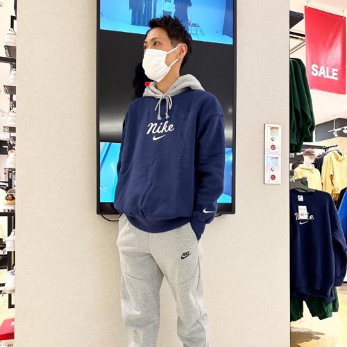 . こんにちは！ ゆめタウン廿日市店です . 今回はNIKEウェアから、定番テックと新作スウェットを使用したコーデのご紹介 . . 【TOPS】 内側が抜群に柔らかく、外側は適度なボリュームの起毛フリース素材を使用。快適な着心地が持続するオーバーサイズのレイヤーです。 裾と袖口に配した長めのリブ編みが存在感を発揮！ . 605733-0001 605733-0002 605733-0003 . 各色 ¥8,580-(税込) . . 【PANTS】 定番テック、再入荷してます！！ . 608766-0002 . ¥13,200-(税込) . . . 今回はパーカーを仕込んだレイヤードコーデにしてみました！ カジュアルに着るならタートルネックにデニムのコーデも◎◎ . . スタッフ一同、御来店心よりお待ちしております！！